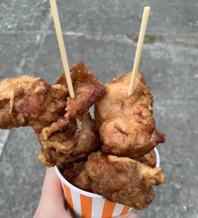 【画像】縁日で売ってる1000円のぼったくり唐揚げwwwwwwwwwwww