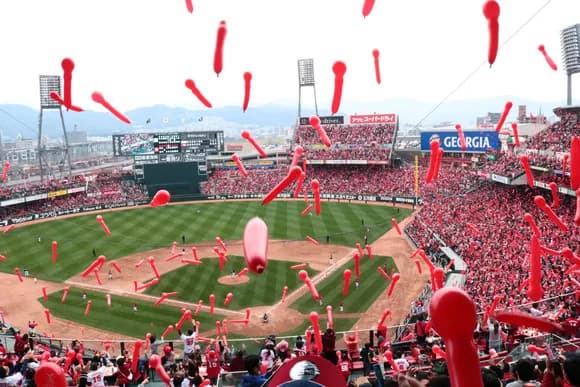 【画像】広島カープさん、平日ナイターで信じられないガラガラを記録wwwww