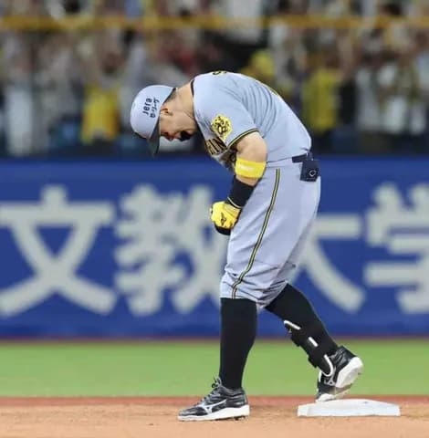 阪神 佐藤輝明が勝ち越しの適時二塁打!低めの変化球を右手一本で右越えへ 神宮に響いた盛大な「テル」コール