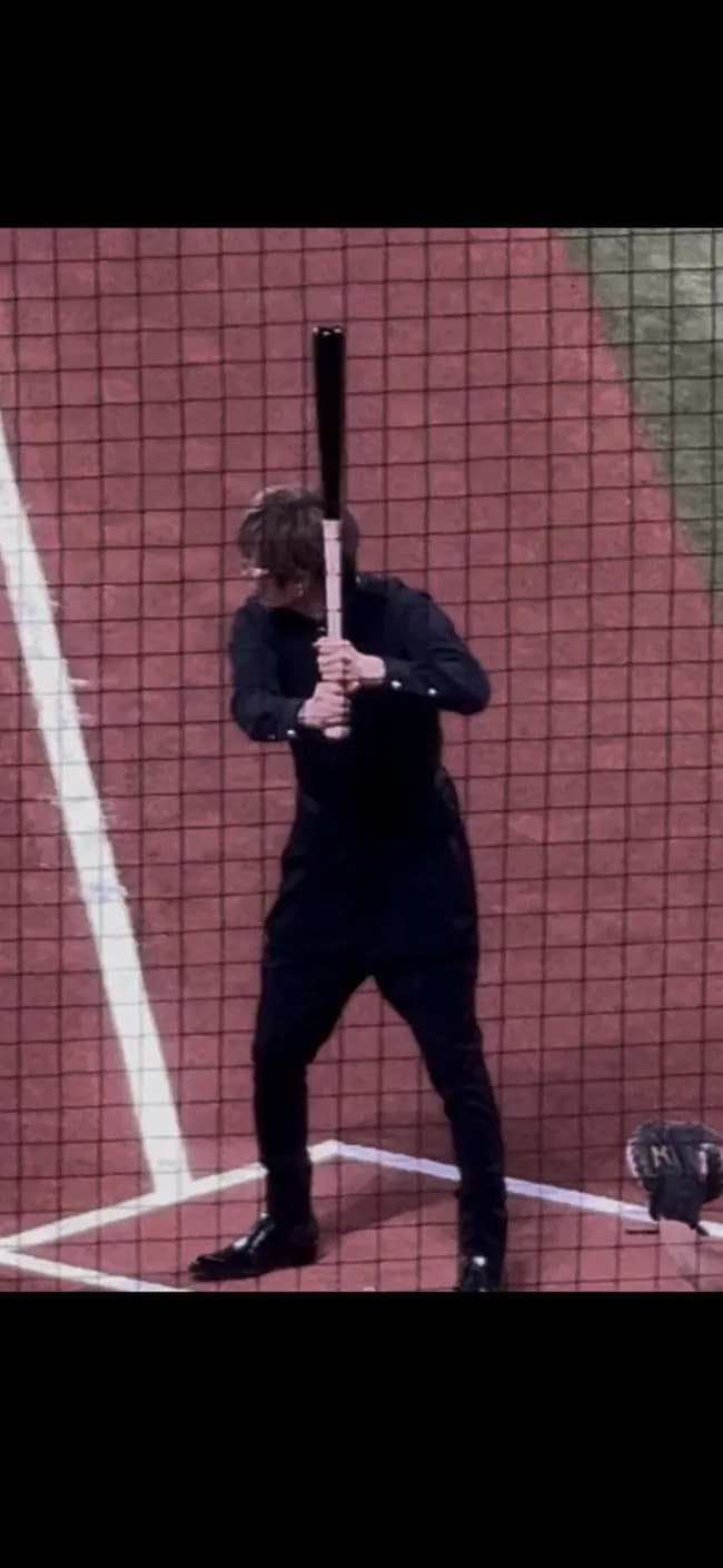 【画像】GACKTさんのバッティングフォームwwwwww