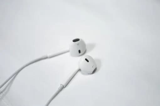 【悲報】有線イヤホンとかいう前時代の欠陥品wwwwwwwwwwwwwwww