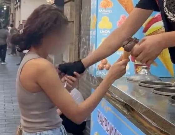 【悲報】トルコアイス店員「うはっwww谷間にアイスのコーン挿入したろwww」←結果・・・・・・・・