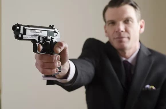 【画像】女さん、とんでもない銃の構え方をしてしまうwwwww