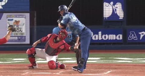 球場騒然、復帰したばかりのDeNAオースティンが左ももに死球 代走送られベンチ裏に下がる