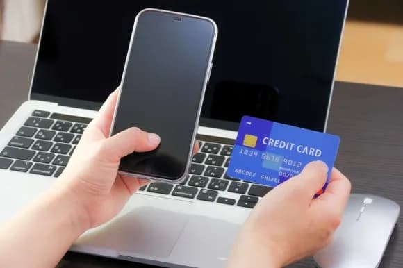 【悲報】若者「クレジットは怖いからデビットカード使ってる」←これwwwww