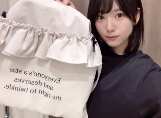 【悲報】乃木坂46の最年少女の子「先輩からカバンをプレゼントしてもらいました!」←1599円で草