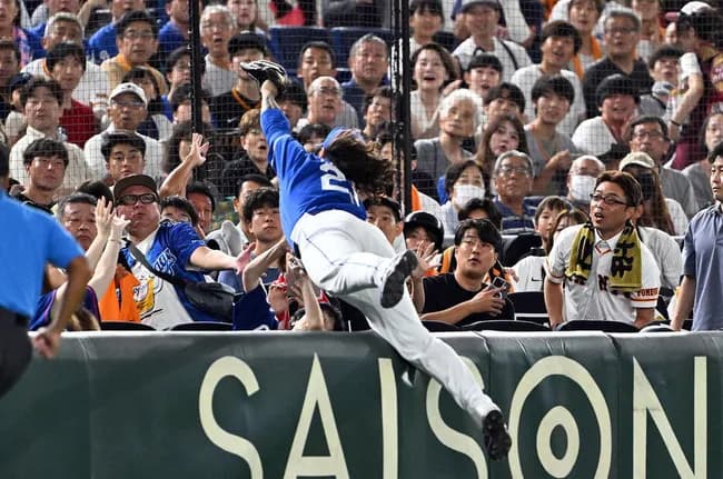 【アクシデント】中日チェイビスが客席に飛び込み観客が下敷きに その後担架で運ばれる