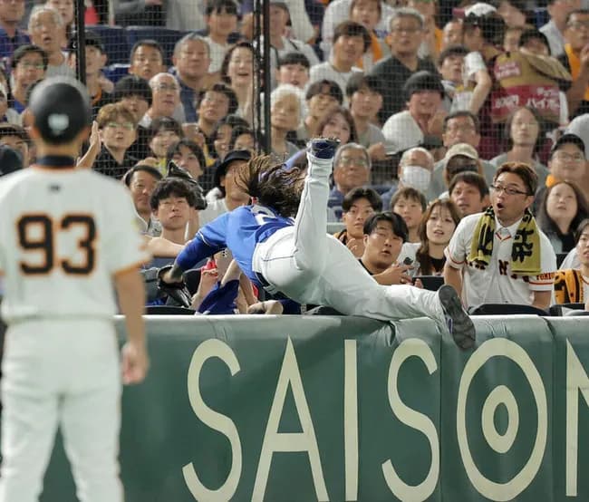 【中日】観客と激突のチェイビス 2三振1失策と散々な誕生日…観客は緊急搬送の必要なし