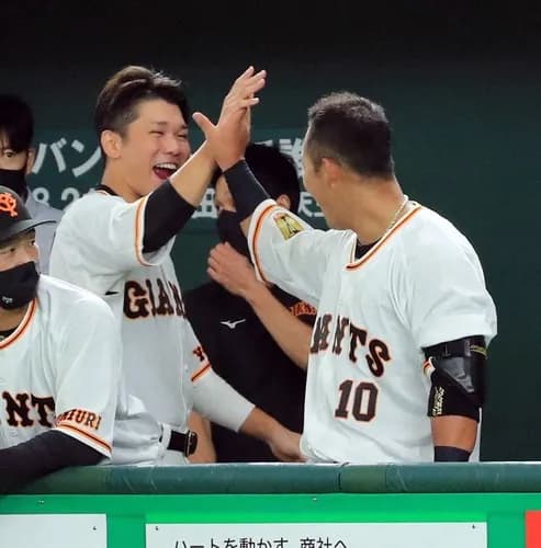 中田翔の電撃引退表明に古巣・巨人勢が“贈る言葉”坂本「大好き」丸「本当に刺激的な選手」岡本「憧れ」