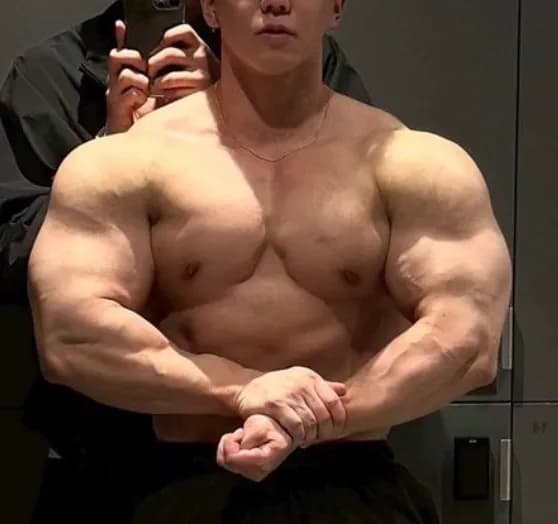 【悲報】横川尚隆、プロテインの取り過ぎで別人になってしまうwwwwwwww