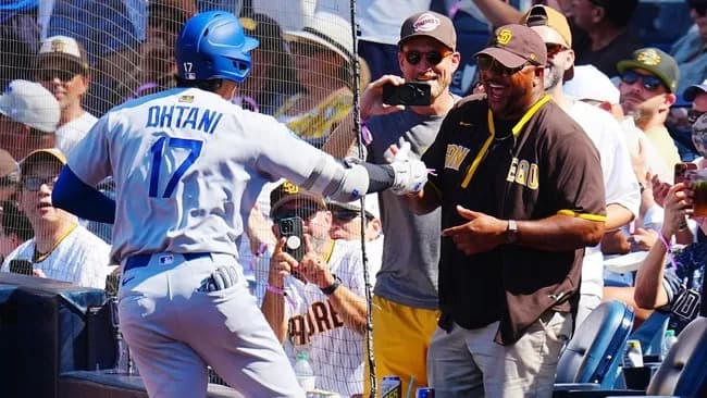 大谷翔平さん、ホームランを打って真っ先にヤジってたパドレスファンとハイタッチ