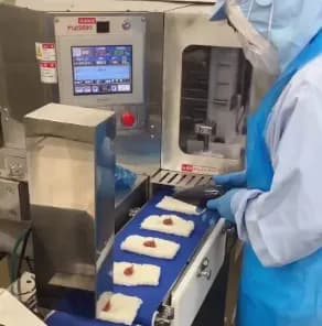 【動画】新人さん、おにぎり工場の梅干し係配属決定!鬼の12時間勤務開始へwwwwww