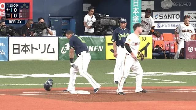 ヤクルト・オスナ、ブチギレ!!! ヘルメットぶん投げwwwwww