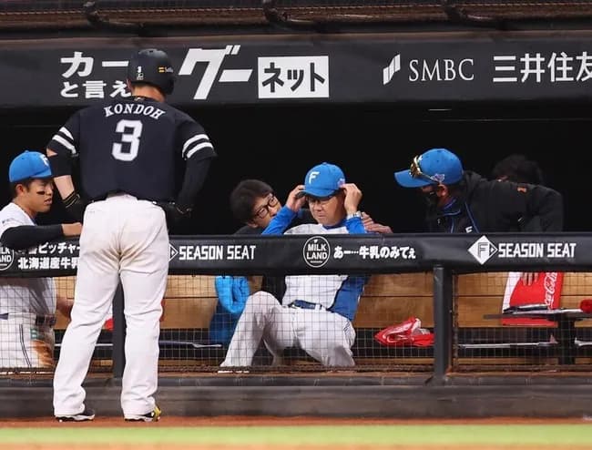 新庄監督「八木さんが心配なので」取材対応を見送り 八木コーチに折れたバットが頭部直撃