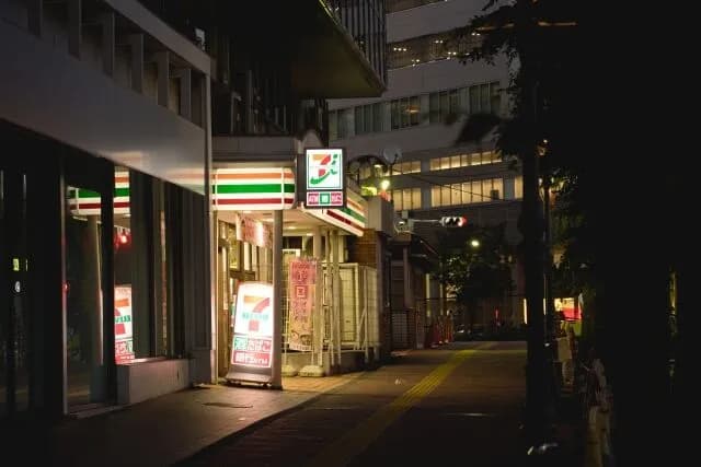 夜中のコンビニに来てるサラリーマンいるでしょ?