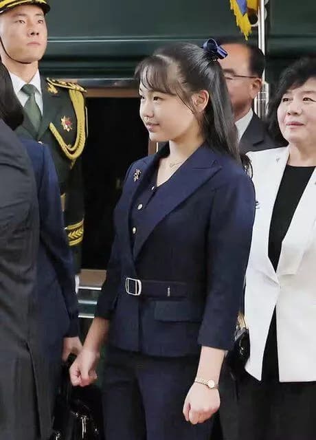【画像】金正恩の娘(13歳・165cm)、既に王の貫禄かwwwwwwwwwwwwww
