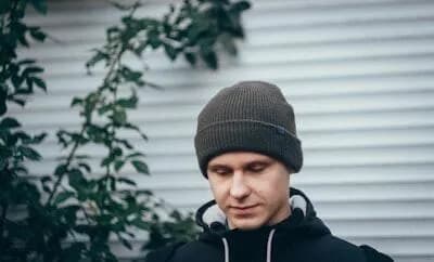 【疑問】室内なのに絶対に帽子取らないおっさんの正体wwwwwwwwwwwww