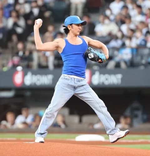 【日本ハム】武田真治「体にオイルを塗ったらボールが滑ってしまった」ファーストピッチで大爆笑