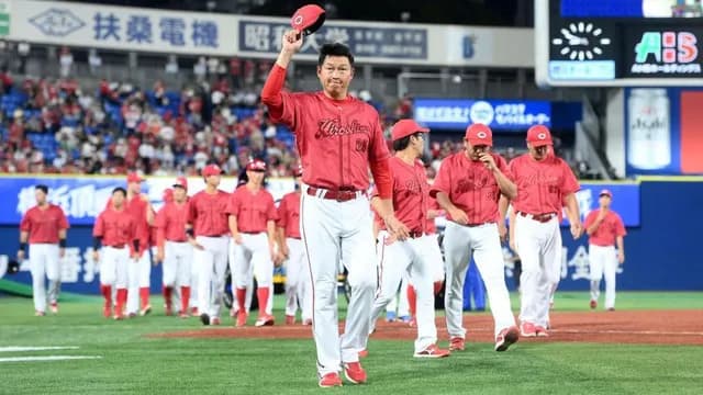 カープファン&DeNAファンが『石井琢朗の応援歌』を合唱!雨天中断時のハマスタ最終戦で〝エール交換〟的名シーン