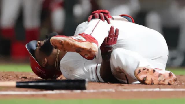 カープファビアン対De藤浪、自打球が右膝に直撃し負傷交代。悶絶し痛がり心配される