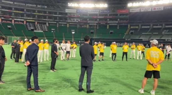 武田翔太と又吉克樹がドームであいさつ「この戦力外を通過点と思えるように」