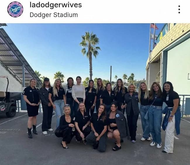 ドジャース婦人会、全員黒い服で統一してる中で大谷真美子さんだけ白い服