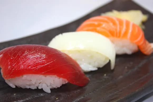 【悲報】回転寿司ワイ「うどんうんま!イベリコ豚うんま!炙りチーズサーモンうんま!ハンバーグうんま!」