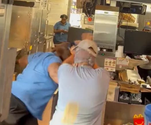 【動画】 マクドナルドの店員がガチンコファイトwwwwwwwww