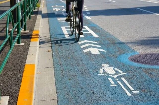 警察「もう我慢ならん!来年から歩道を自転車で走ったやつは罰金6000円だ」