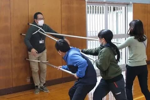 【動画】最近のさすまた、女性でも簡単に弱男おじさんを撃退できるwwwww