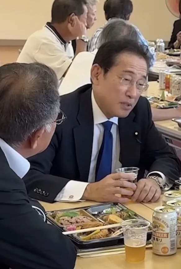 【悲報】岸田文雄、党内の権力闘争に敗れて公民館でやさぐれ泥酔wwww