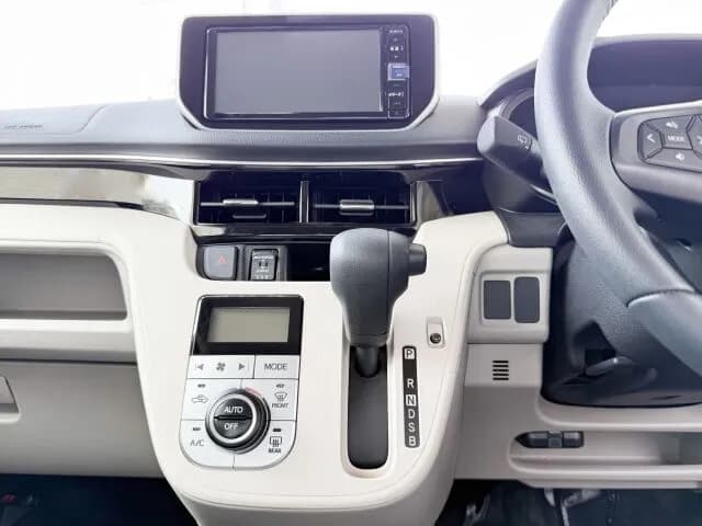 すまん「P」「D」「R(バック)」以外のギアっているか???