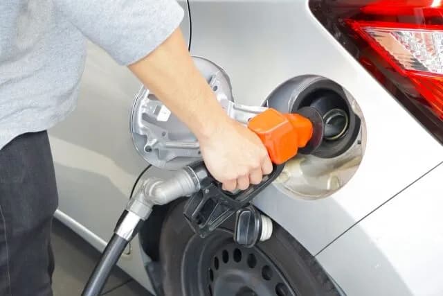 言うほどガソリンが25.1円安くなっても嬉しいか?