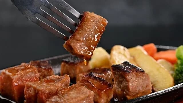 サイコロステーキ「わざわざ塊の肉を小さく四角に切りますw」←これ