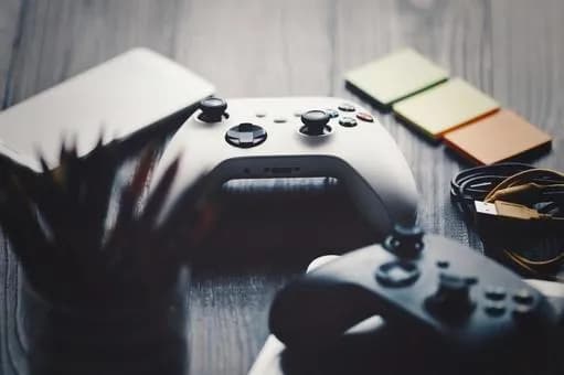 【悲報】友達A「ゲームなんかやってないで外に出ろ!」友達B「いい大人がゲームなんかやるな!」