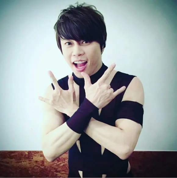 【悲報】TMレボリューションさん、上半身に比べて下半身がやや貧弱wwwwwwwwwww