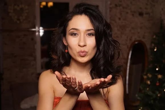 【悲報】BTSにキスした日本人女性(50)、在宅起訴される・・・・・日本人女性(50)「悔しい」