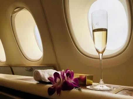 【悲報】ファーストクラス「飛行機の上でネカフェくらいのサービス受けられますw」←これが100万円wwwwwwwwwwwwwwww