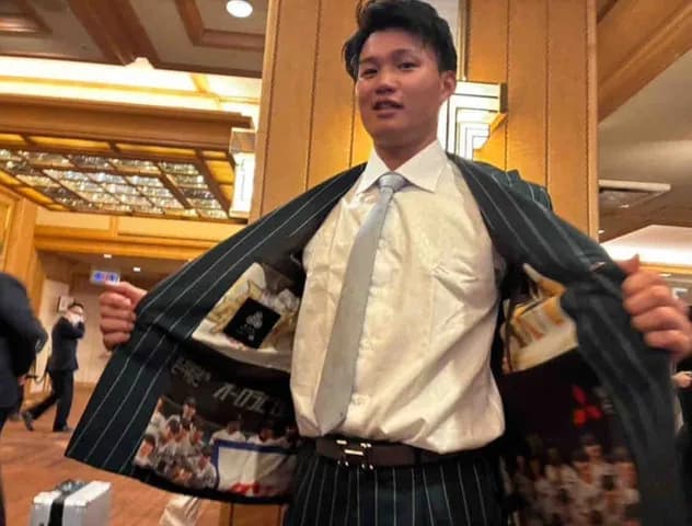 阪神・森下翔太 守備だけでなくスーツの裏地でも魅了「見せなきゃ何しに入れたんだって」GG賞初受賞