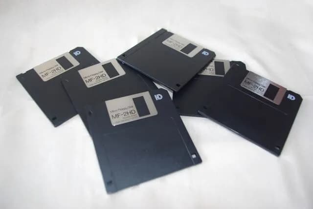 弊社、フロッピーディスクを廃止の方向で検討を推進へ