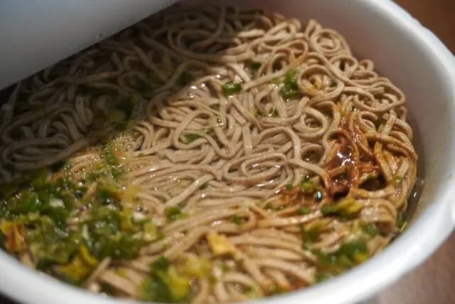 金持ち「年越しそばはどん兵衛にするか…」庶民「年越しそばは緑のたぬきにするか…」