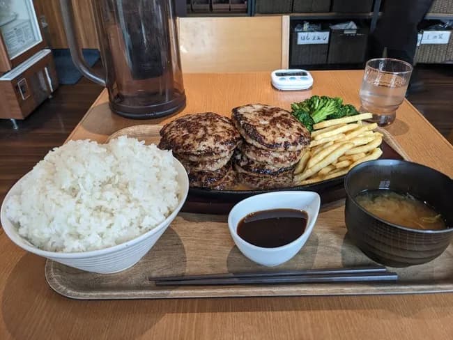 彡(^)(^)「1kgハンバーグを15分以内に完食でタダ?余裕やん♪」→結果wwwwwwwwww