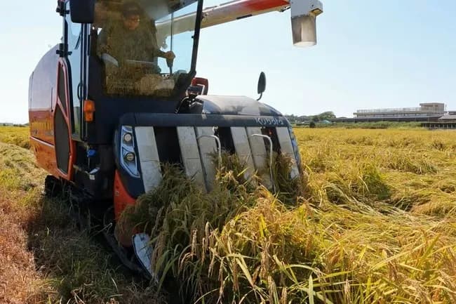 米農家さん「所得上がったから節税対策で2000万円の大型コンバイン買おうかな..え?納品2年待ち?」