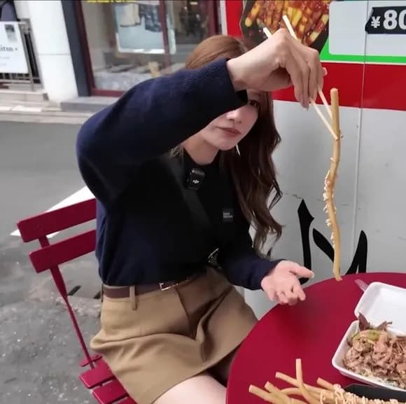 【朗報】後藤真希さん(40)「『うわ、40歳なのにミニスカ履いてるよ痛えな』って思ってるんでしょ?」