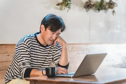 【悲報】スタバでPCを開く時はMacじゃないと恥ずかしいってマジなの?wwwwwwwwwwwwwwww