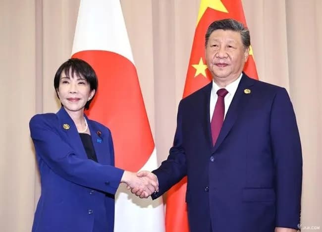 彡(。)(゚)「中国旅行行ったらすぐ拘束されて習近平の前に連れ出されるぞ」