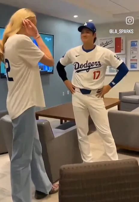 【悲報】大谷翔平さん、自分より身長が高い女性と出くわしてビビリちらかすwwwwwwwww