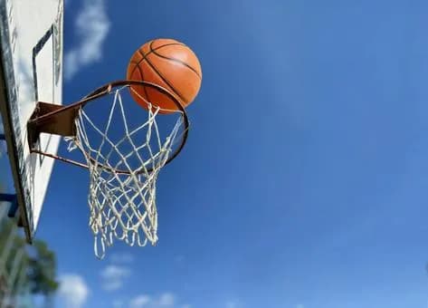 【悲報】バスケとかいう身長5mの奴が1人存在するだけで崩壊するスポーツwwwwwwwwwwwwwwww