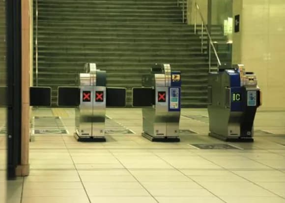【悲報】女の人「女が避けないなんて嘘!男の方が避けない」←これ・・・・・