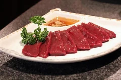 【悲報】客「生レバー1つ」店主「あいよ!」→客が持ち帰って警察に提出、店主逮捕へ